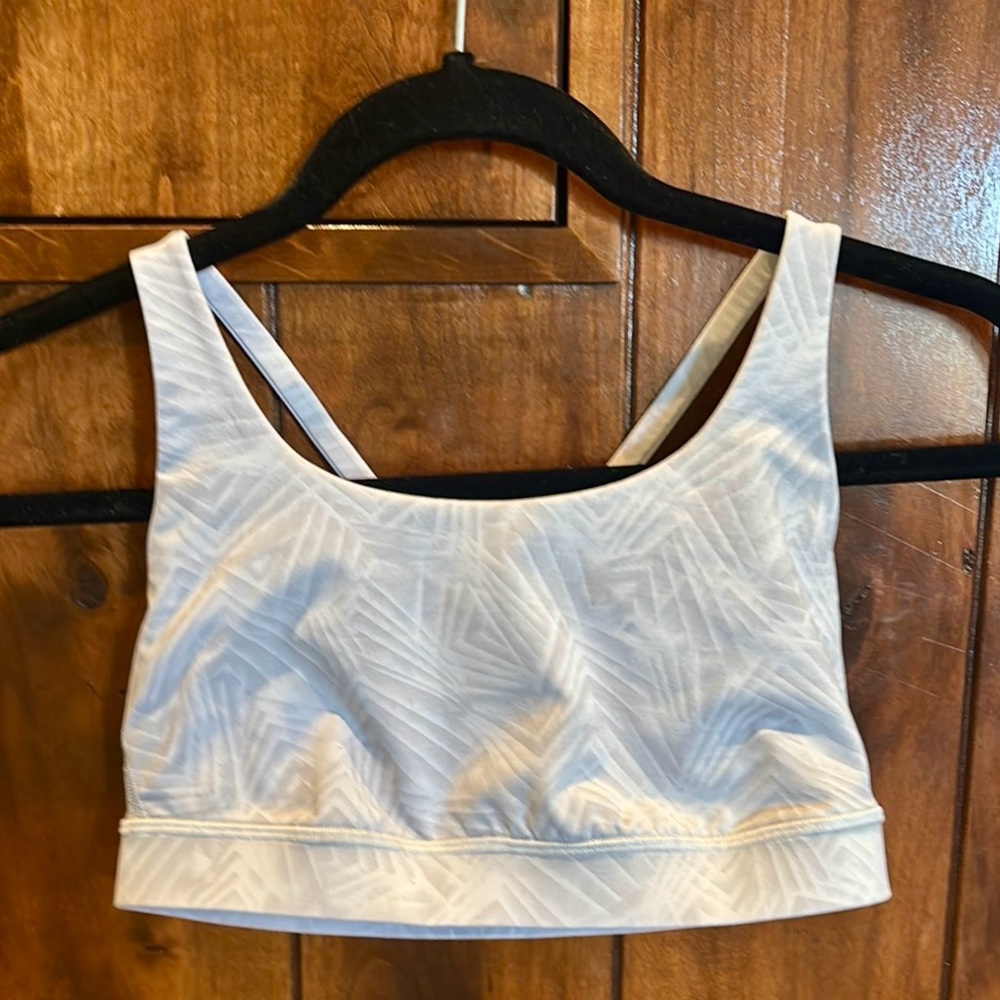 🤍 Lululemon Energy Bra, size 6 
white and grey geometric pattern